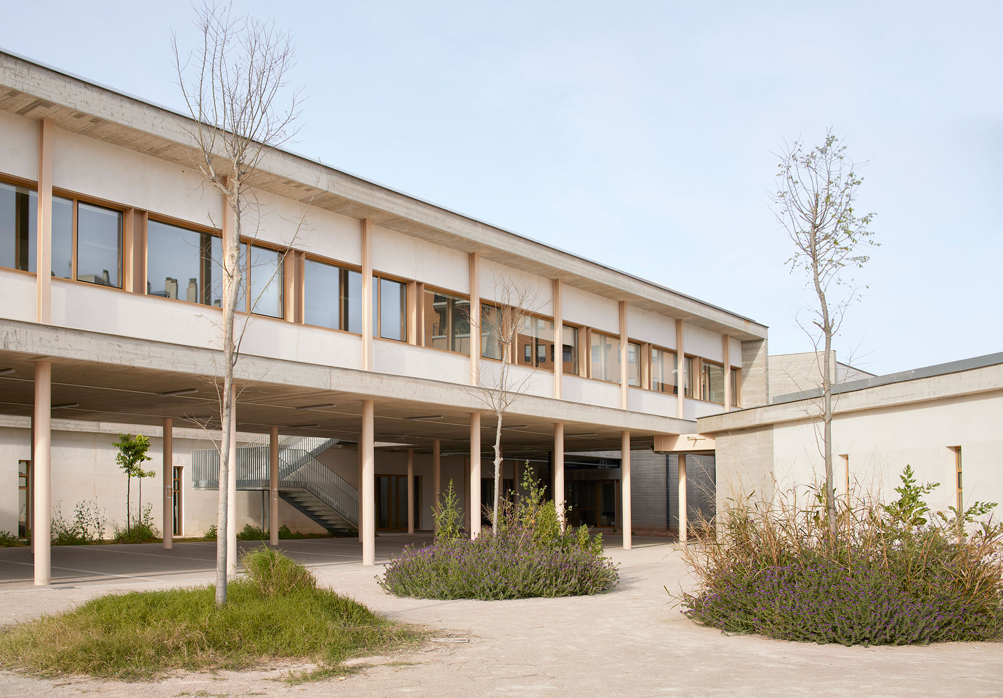 The boundary between farmland and city. Sibil.la Mercer by Sogo Arquitectos