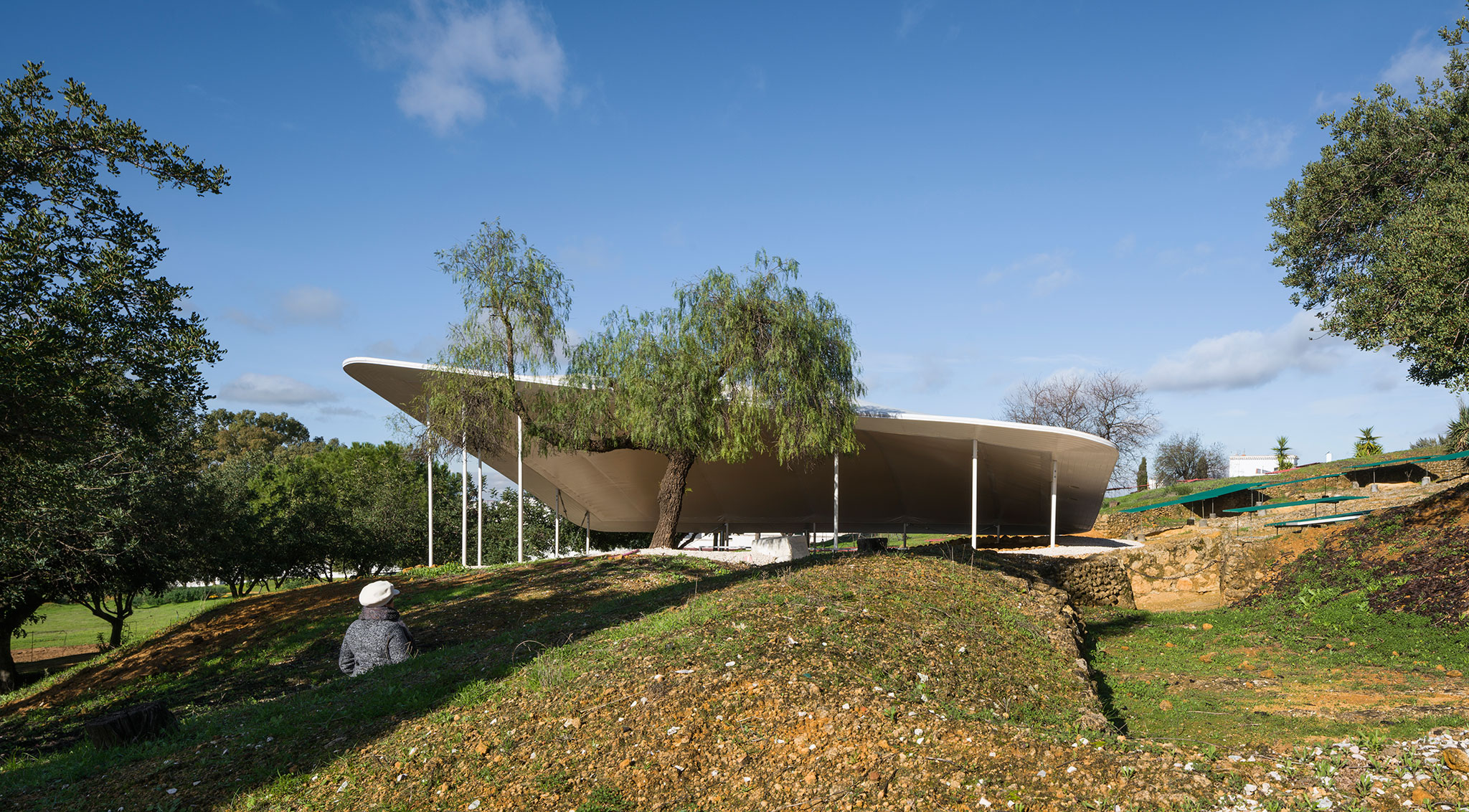 Cubierta para las Tumbas de Postumio y Tres Puertas por Nd_Arquitectos. Fotografía por Jesús Granada Fernández.