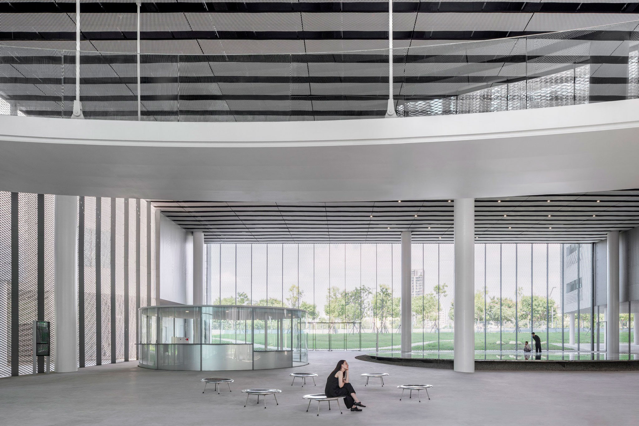 En armonía con su entorno, los grandes volúmenes se dividen en cubos más pequeños, a escala humana, y están envueltos por una fachada blanca plateada que refleja y evoca suavemente el parque y el paisaje urbano circundantes, integrándose en el contexto. Las estructuras elevadas crean plazas sombreadas y de múltiples niveles, invitando a la vegetación, la brisa y la luz del sol. Con accesos desde todas las direcciones, desde la ciudad o el parque, el edificio da la bienvenida a los visitantes a un espacio cultural abierto e inclusivo, ofreciendo un nuevo paisaje arquitectónico inspirado en la naturaleza.