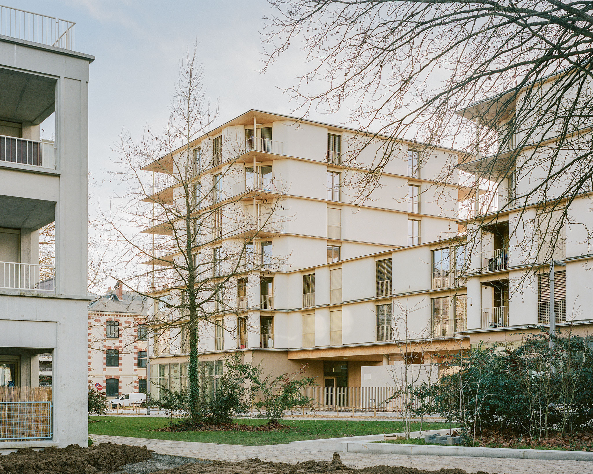 81 viviendas por Atelier d’Architecture Ramdam + Palast. Fotografía por Charles Bouchaib.