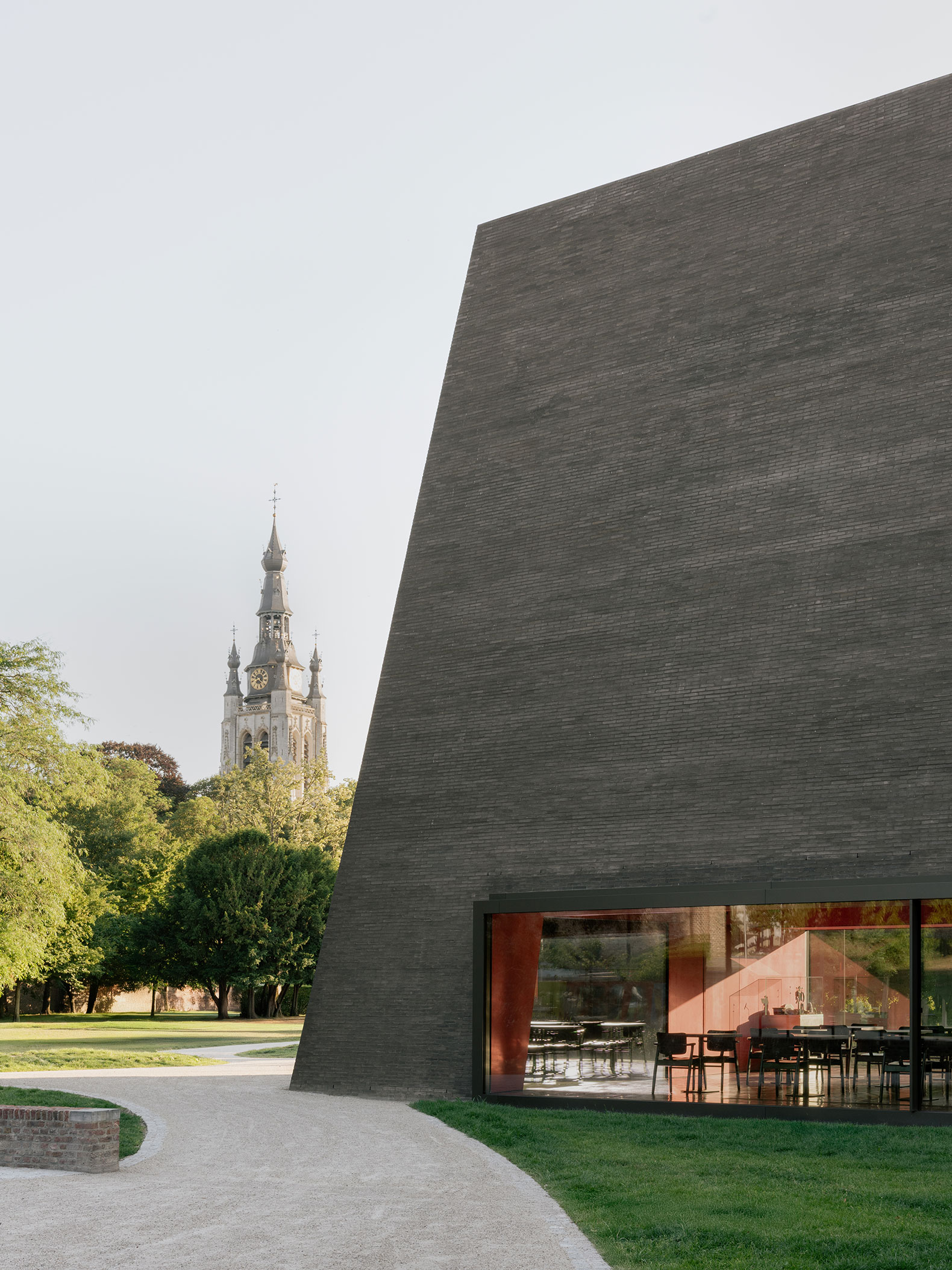 Nuevo museo de artes visuales Abby Kortrijk por Barozzi Veiga + Tab Architects. Fotografía por Simone Marcolin.