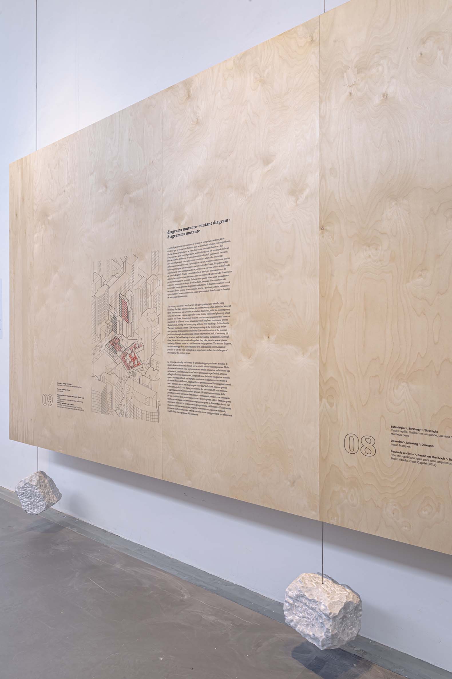 Vista de la instalación en el Pabellón de Brasil de la XIX Bienal de Arquitectura de Venecia, parte de la exposición (RE)INVENCIÓN. Fotografía de ReportArch - Andrea Ferro, cortesía de la Fundación Bienal de São Paulo.