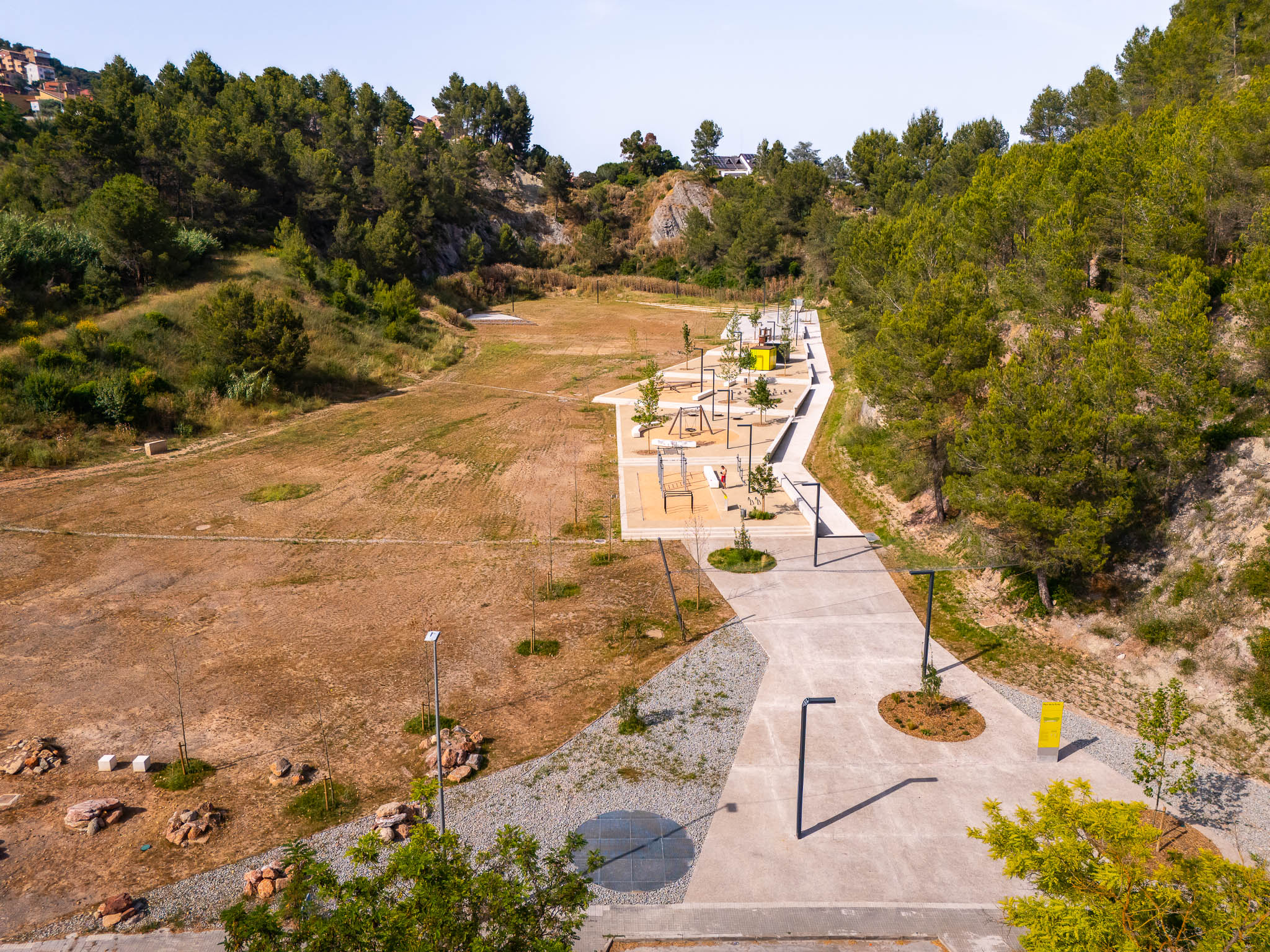La Roda Metropolitan Park by EMBA. Recovery of the space of an old quarry and new urban park. Photography by Simón García.