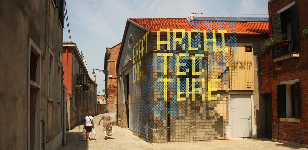 Como ya presentamos anteriormente en METALOCUS, la exposición nos acerca a 16 obras arquitectónicas que representan la evolución de la arquitectura catalana durante los últimos años, con proyectos, entre otros, de RCR Arquitectes, David Closes, Toni Gironès, Vora Arquitectura, Josep Miàs o Calderon-Folch-Sarsanedas Arquitectes. Además os recomendamos ver los proyectos seleccionados para la muestra en el artículo antes mencionado. Grafting Architecture. Catalonia at Venice. Injertar. 1 1 v. tr. Insertar (un injerto) en una rama o tronco de otro árbol; propagar mediante inserción en otra población; También, insertar un injerto. La Casa Bofarull por Josep Maria Jujol (Tarragona, 1879 - Barcelona, 1949) es el punto de partida para la comprensión de un enfoque arquitectónico presente en muchos edificios en los que el arquitecto que se enfrentan con unas características preexistentes (físicas o de otro tipo) y mezclan capas nuevas y viejas para engendrar una nueva arquitectura que es capaz de combinarse armónicamente. La propuesta mostrará el proceso y la percepción de una serie de ejemplos de arquitectura catalana que comienza con la obra de Jujol. Text.- Bienal de Venecia 2014. Grafting Architecture. Catalonia at Venice. Biennale di Venezia 2014. Fotografía cortesía de Pati Nuñez Agency.