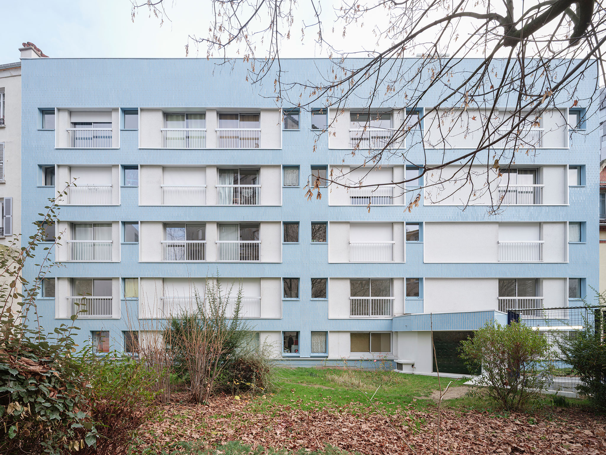 Thermal rehabilitation of a 49-unit apartment building by graal. Photograph by Giaime Meloni.