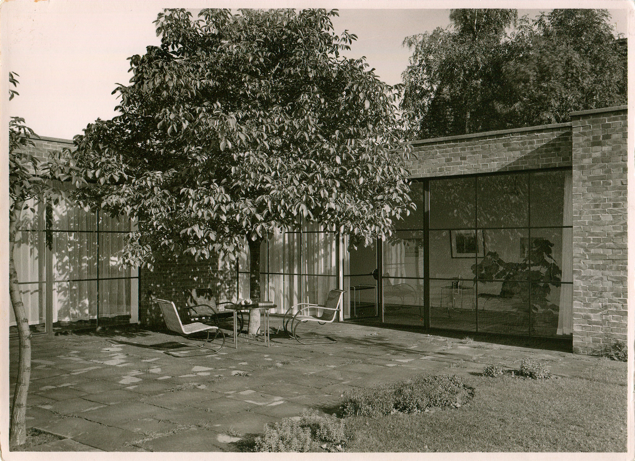 Haus Lemke, terraza con muebles de tubo de acero. Diseño del mueble de tubo de acero: Mies van der Rohe, 1927. Fotografía por Paul Schulz, Berlín, probablemente 1934 (copia original en el Kunstgewerbemuseum - Staatliche Museen zu Berlin).