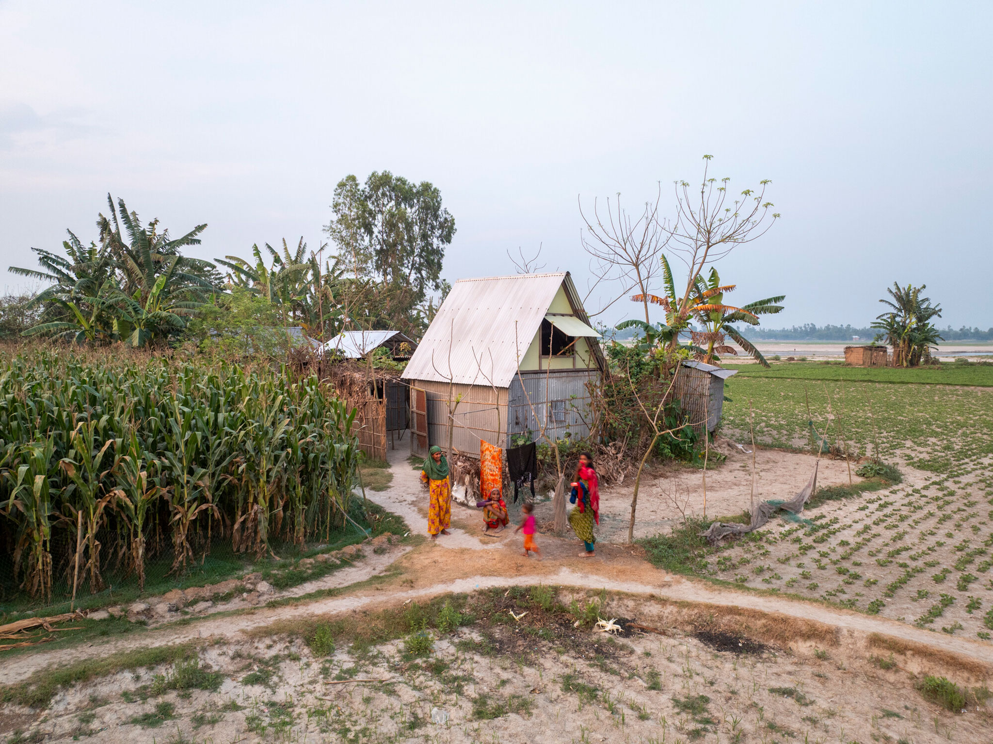 Khudi Bari erected in Char Juan Satra, in the district of Kurigram. Dependent on agriculture and fishing, the char communities are highly sensitive to changes in the environment and the impacts of climate change. Aga Khan Trust for Culture / City Syntax (F. M. Faruque Abdullah Shawon, H. M. Fozla Rabby Apurbo).