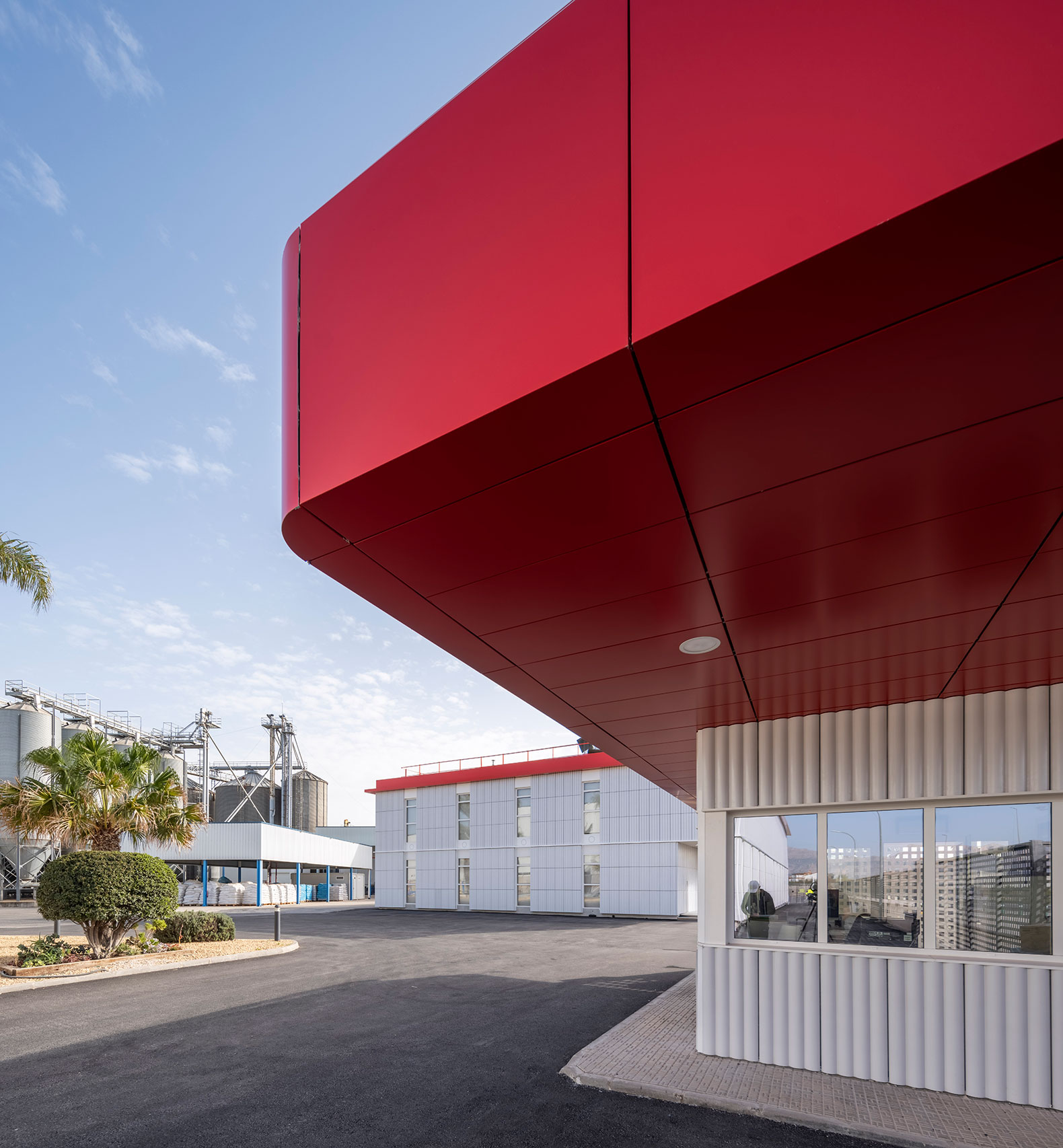 HTBA office and services complex by Martín Lejarraga. Photograph by David Frutos.