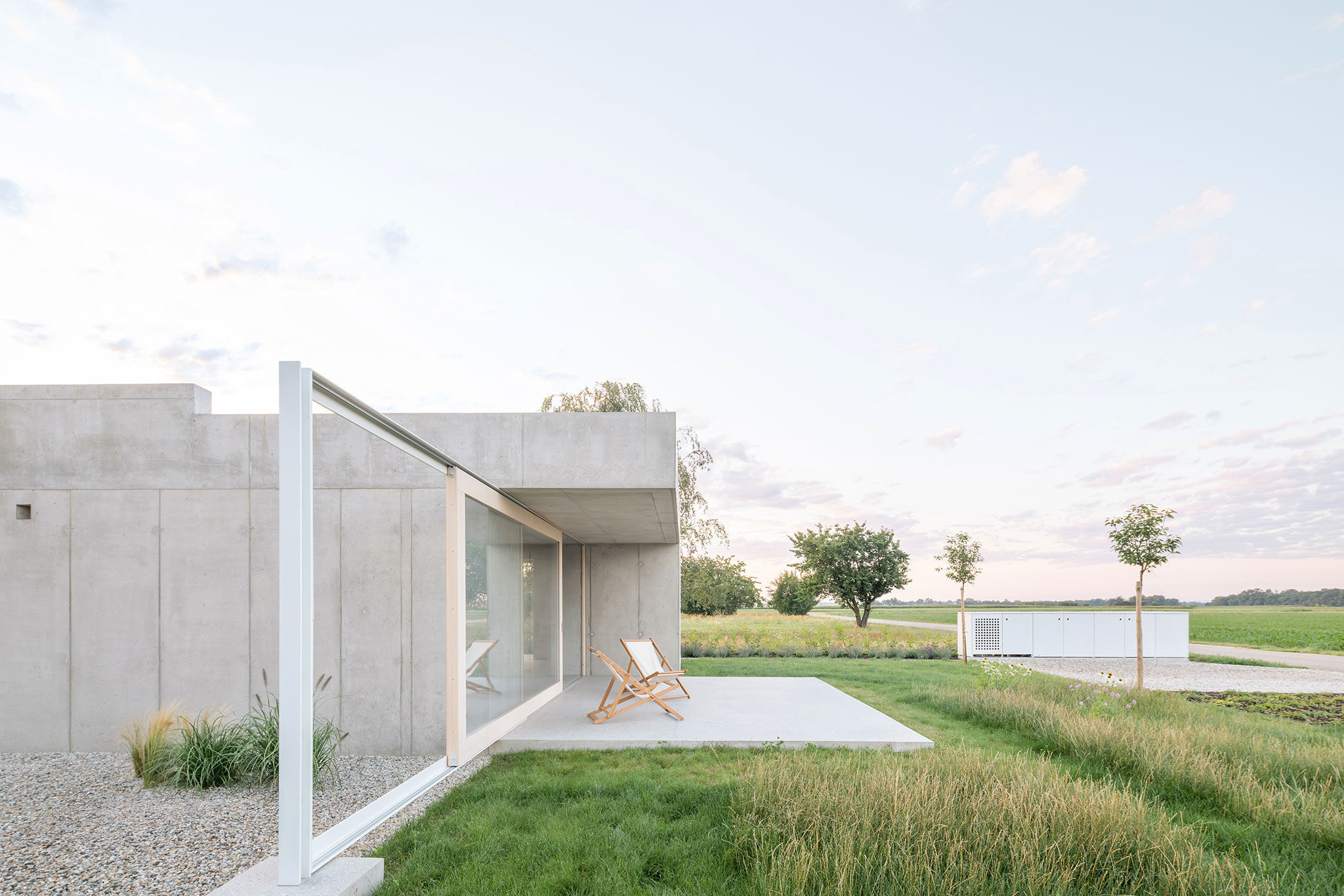 Casa en el borde de la llanura por Skupaj arhitekti. Fotografía por Ana Skobe. 