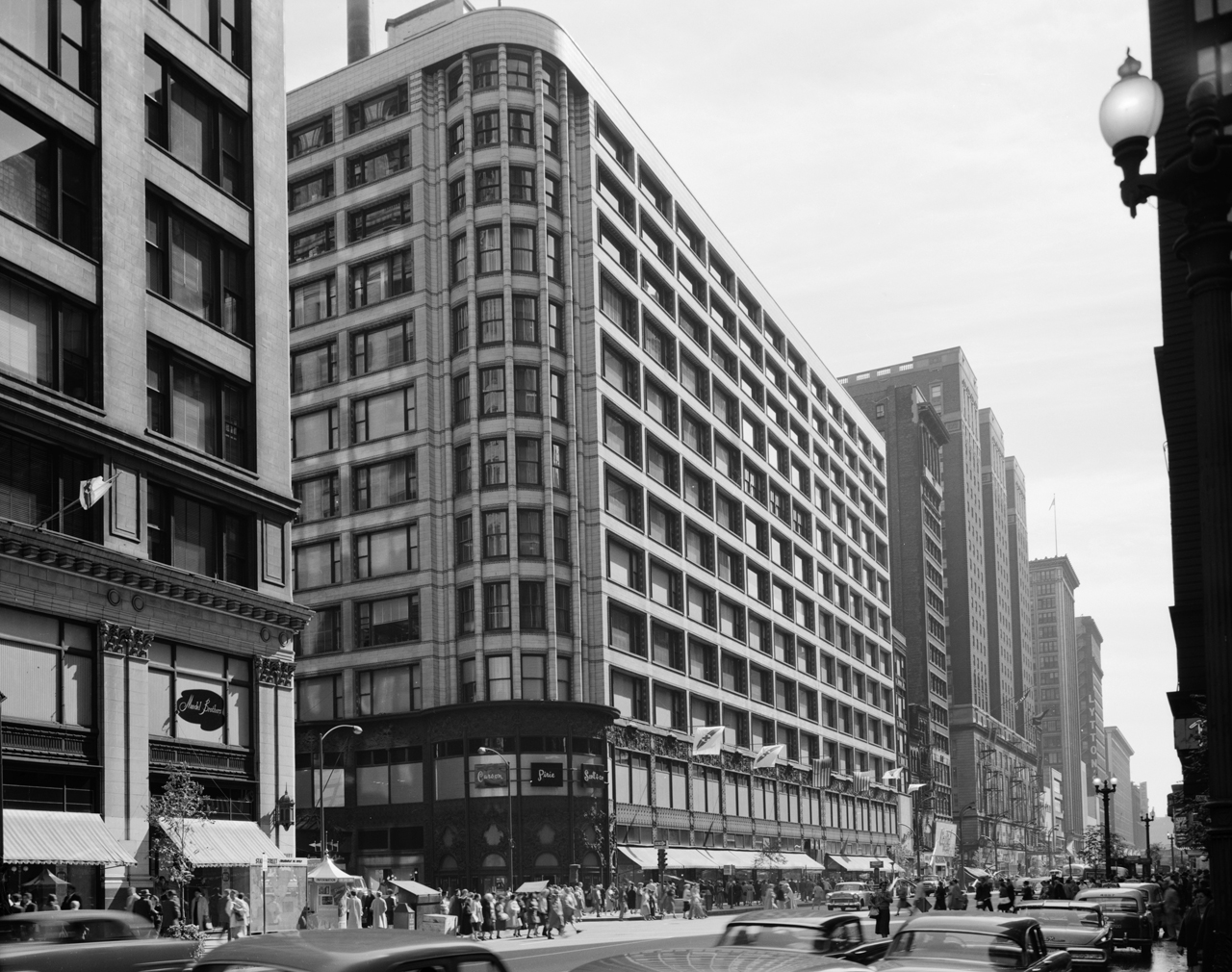 Louis Sullivan and Chicago school: Carson, Pirie, Scott and Company Building | METALOCUS