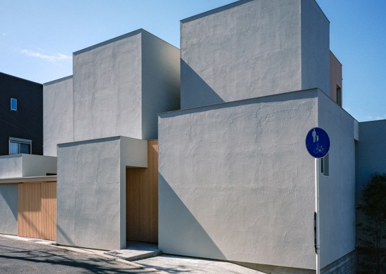Casa en Tsurumi-ku por Fujiwaramuro Architects. Fotografía por Katsuya Taira (studioREM)