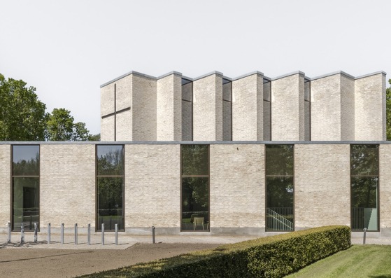 Iglesia de Højvangen por Henning Larsen, Espen Surnevik. Fotografía por Rasmus Hjortshøj Iglesia de Højvangen por Henning Larsen, Espen Surnevik. Fotografía por Rasmus Hjortshøj