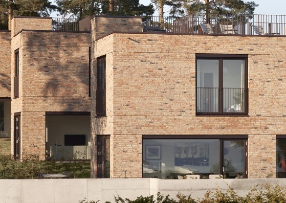 Patio houses in Ullerntoppen, phase 2 by R21 Arkitekter. Photograph by Mariela Apollonio
