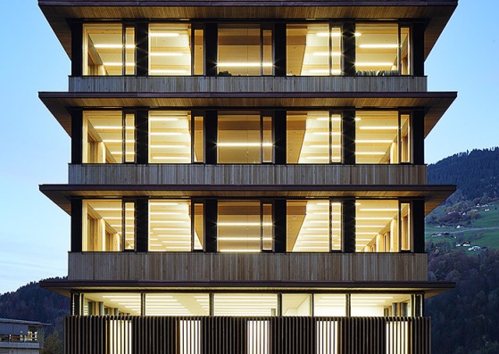 Vista exterior. IZM - Centro Illwerke Montafon por Hermann Kaufmann ZT GmbH. Fotografía por Norman A. Müller Vista exterior. IZM - Centro Illwerke Montafon por Hermann Kaufmann ZT GmbH. Fotografía por Norman A. Müller