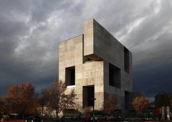 Centro de Innovación UC – Anacleto Angelini, 2014, campus San Joaquín, Universidad Católica de Chile, Santiago, Chile por Alejandro Aravena. Fotografía © Nina Vidic