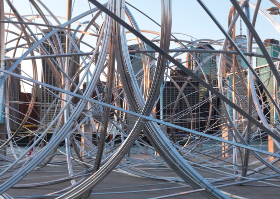Antony Gormley, Nueva York Clearing, 2020. Aproximadamente 18 km de tiras de aluminio y acero de sección cuadrada de 25,4 mm. Vista de la instalación, en Brooklyn Bridge Park, Muelle 3, Nueva York, 2020. Fotografía de Christopher Burke. Cortesía del artista