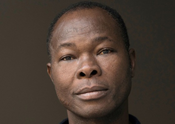Francis Kéré retrato. Fotografía por Erik-Jan Ouwerkerk