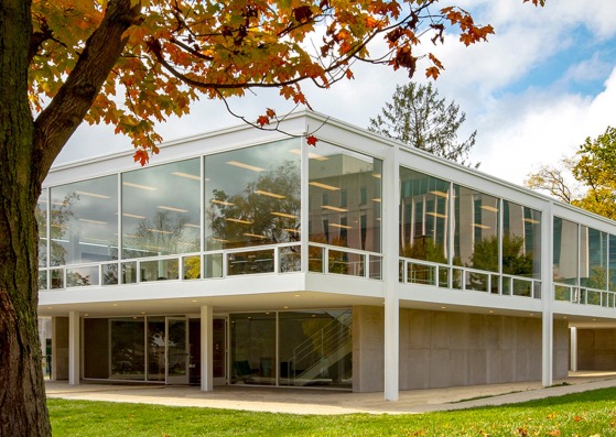 La escuela Eskenazi, construida con el diseño redescubierto de 1952 de Mies van der Rohe. Fotografía por Hadley Fruits