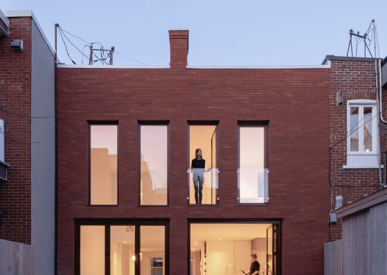 Brick House by Natalie Dionne Architecture. Photograph by Raphaël Thibodeau 
