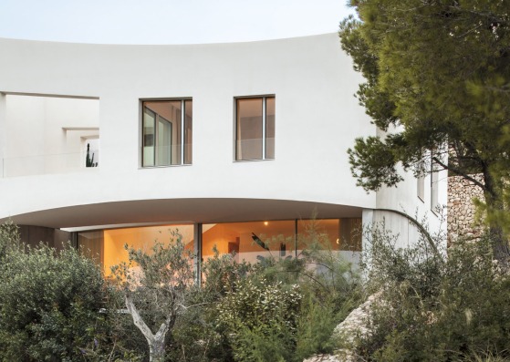 Curved house by NOMO Studio. Photography by Adriâ Goulá