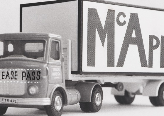 Cedric Price. McAppy: Fotografía del camión McAppy con comentarios, "Cuidado y atención en todo momento - incluso para peatones", 1973–1975. Cedric Price fonds, Canadian Centre for Architecture © CCA, Montréal