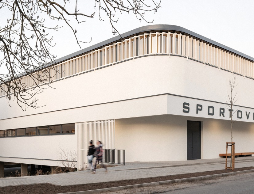 Pabellón deportivo de Řevnice por Grido architekti. Fotografía por Alex Shoots Buildings