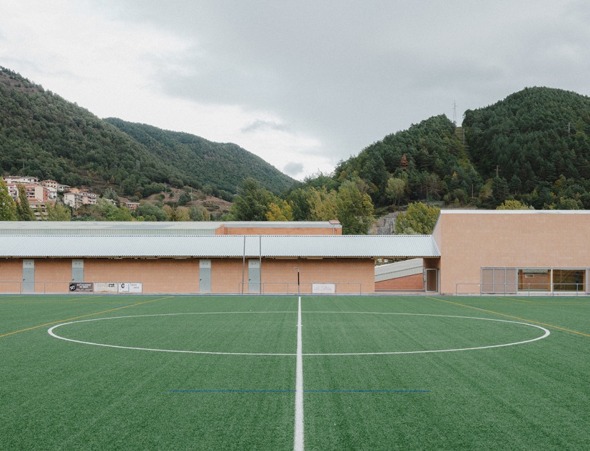 Ripoll, pabellón deportivo por MH.AP + Sergi Serrat. Fotografía por Pol Masip 