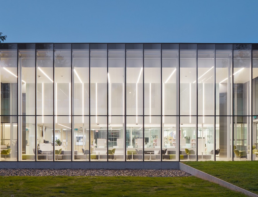 Biblioteca en el Campus del Story Arts Centre del Centennial College por RDHA. Fotografía por Tom Arban