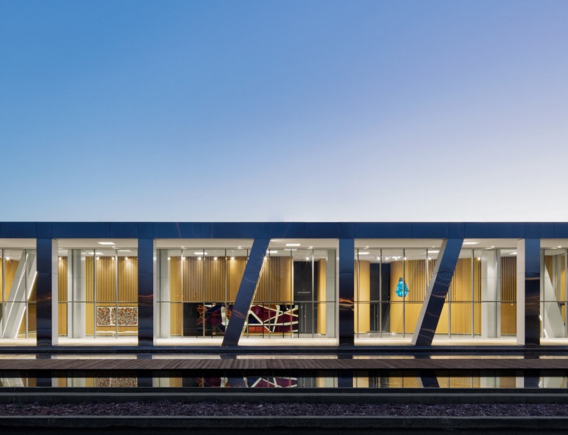 Centro de Arte Diane-Dufresne por ACDF Architecture. Vista de la fachada principal al atardecer. Fotografía © Adrien Williams