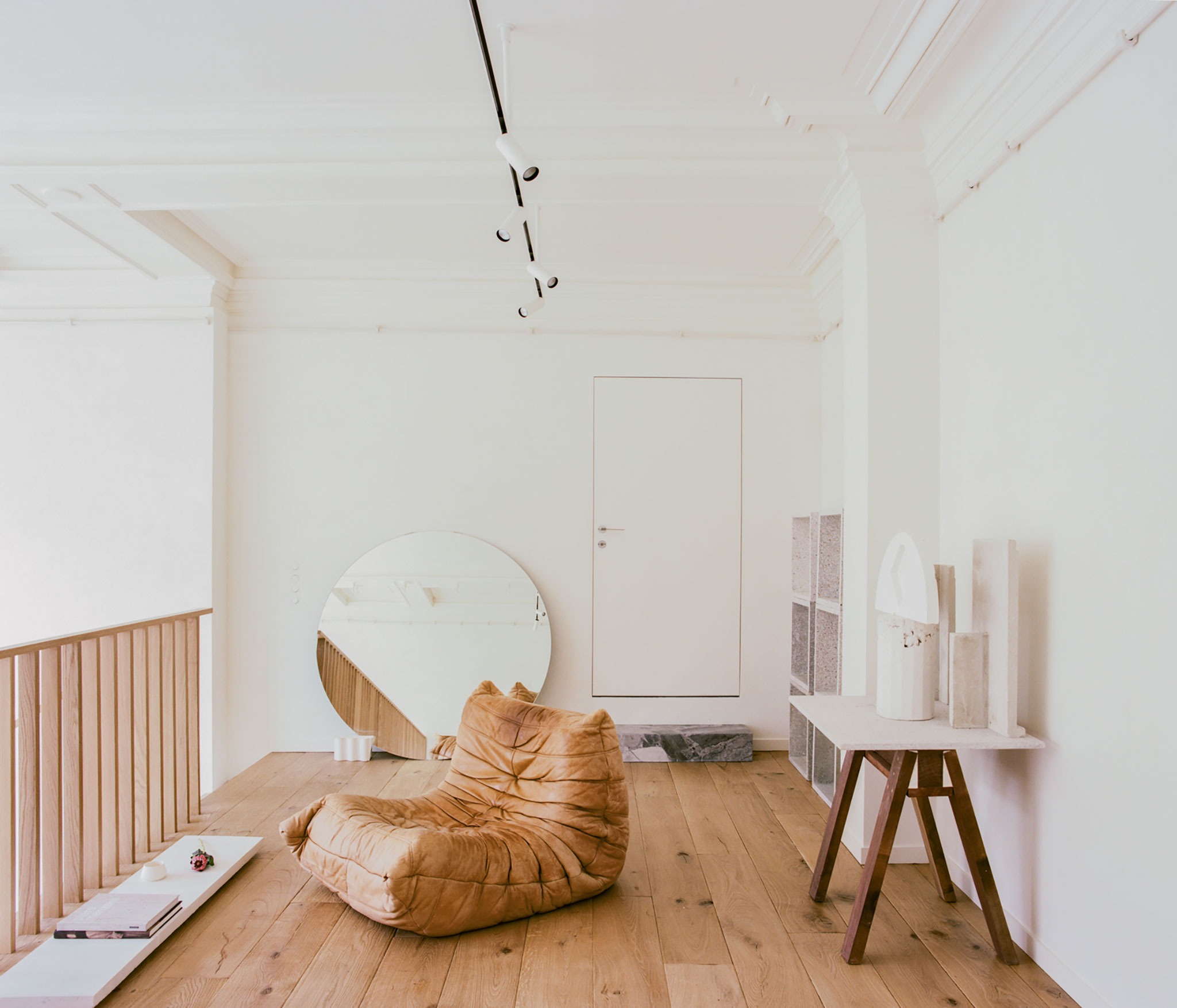 Commitment to everyday beauty. Casey Casey Showroom by Atelier Nea