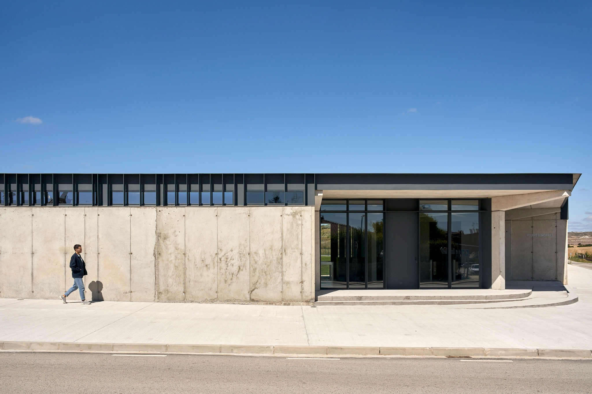 Public swimming pools by BOV estudio. Photography by Javier Bravo.