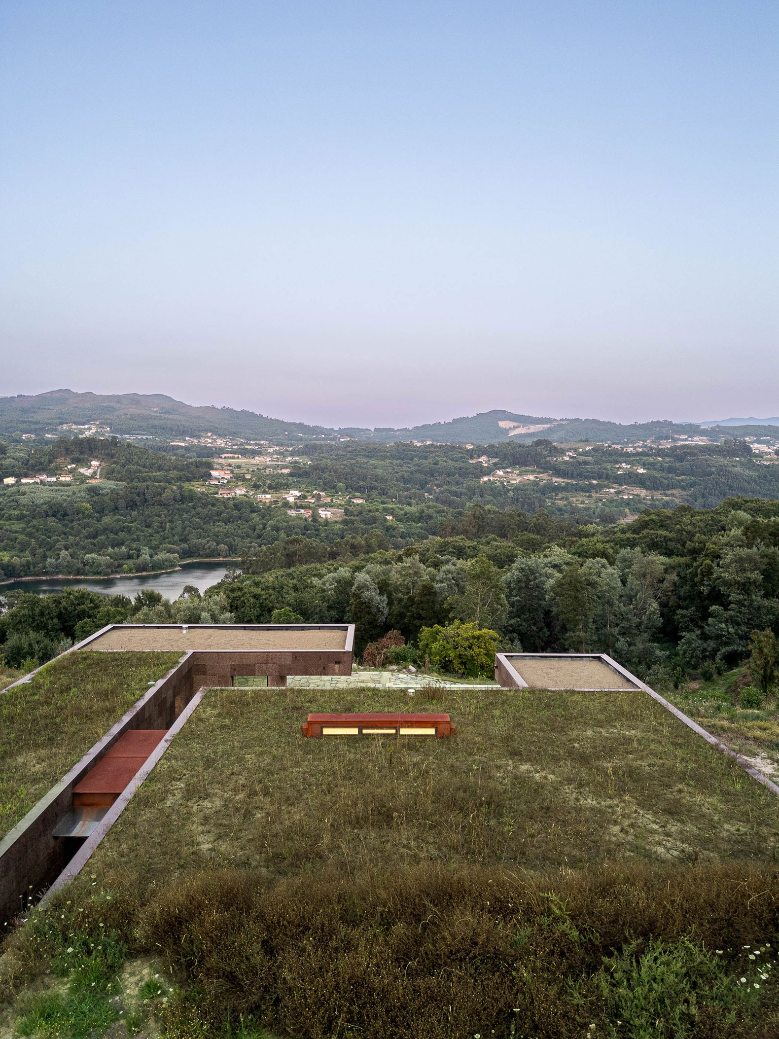 «Casa da Levada» por Tsou Arquitectos. Fotografía por Ivo Tavares Studio. «Casa da Levada» por Tsou Arquitectos. Fotografía por Ivo Tavares Studio.