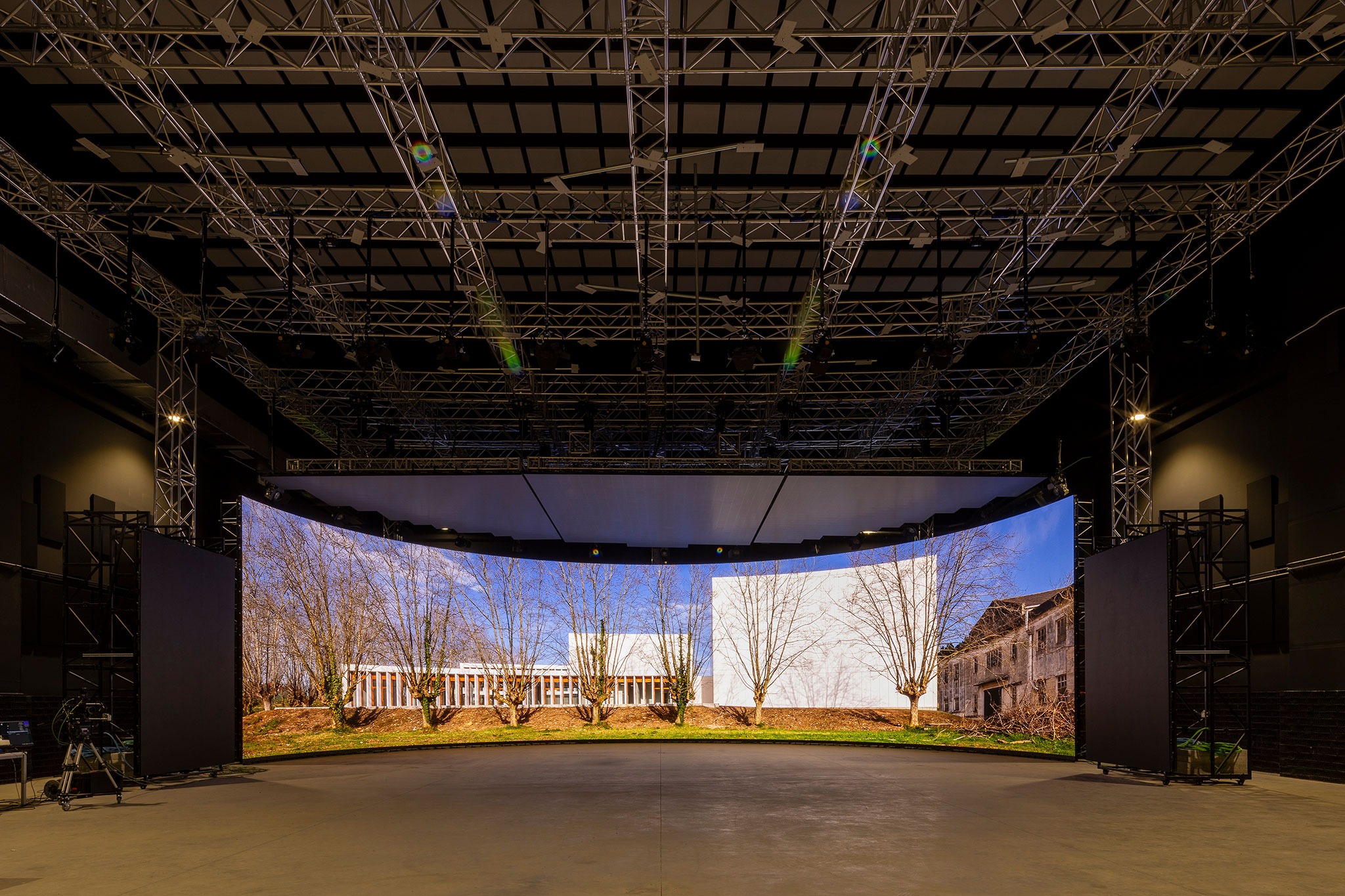 Virtual Studio by Díaz y Díaz Arquitectos + José Deus Bouzón. Photograph by Juan Rodríguez. Virtual Studio by Díaz y Díaz Arquitectos + José Deus Bouzón. Photograph by Juan Rodríguez.