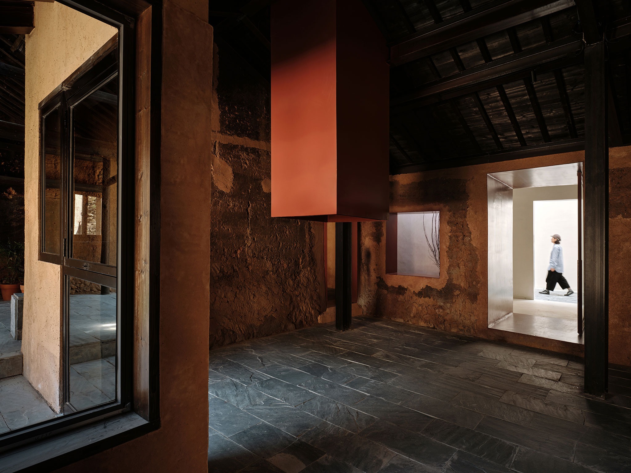 The dimness of the prelude hall forms a contrast with the brightness of the atrium. The Quartet – Songzhuang Z Museum by TEAM_BLDG. Photograph by Jonathan Leijonhufvud. The dimness of the prelude hall forms a contrast with the brightness of the atrium. The Quartet – Songzhuang Z Museum by TEAM_BLDG. Photograph by Jonathan Leijonhufvud.