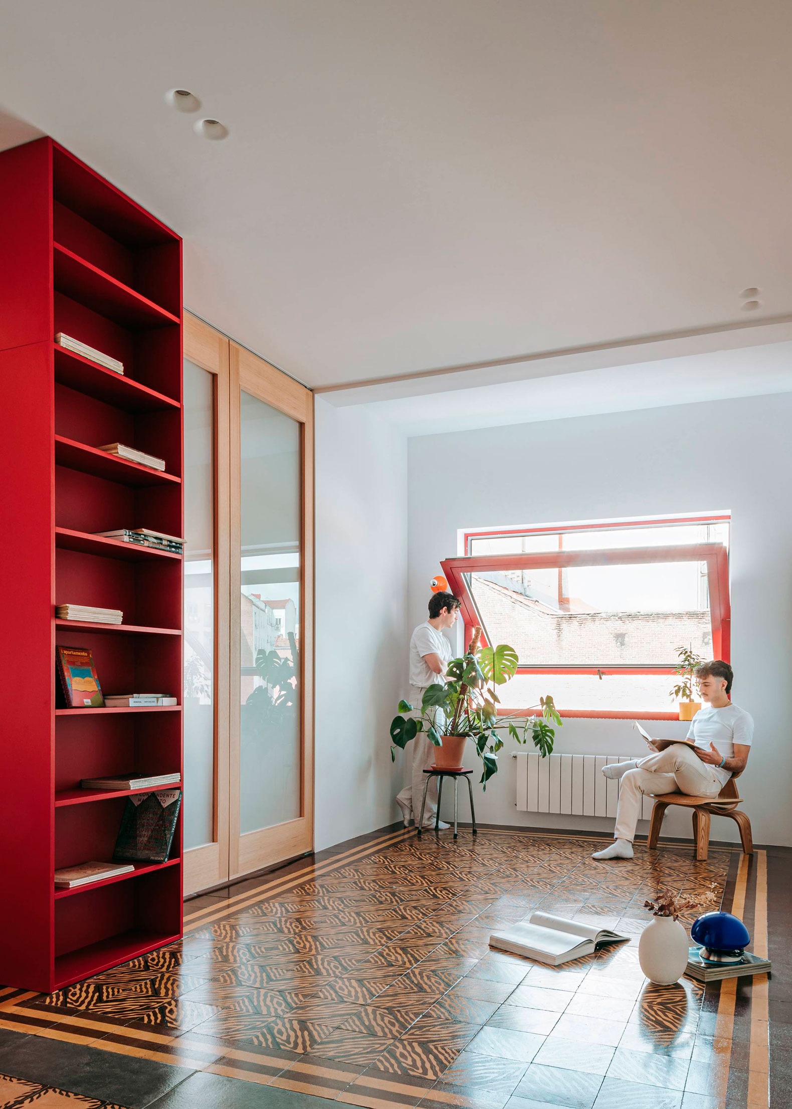 Chromatic Home by JJ+. Photograph by Hiperfocal. Chromatic Home by JJ+. Photograph by Hiperfocal.