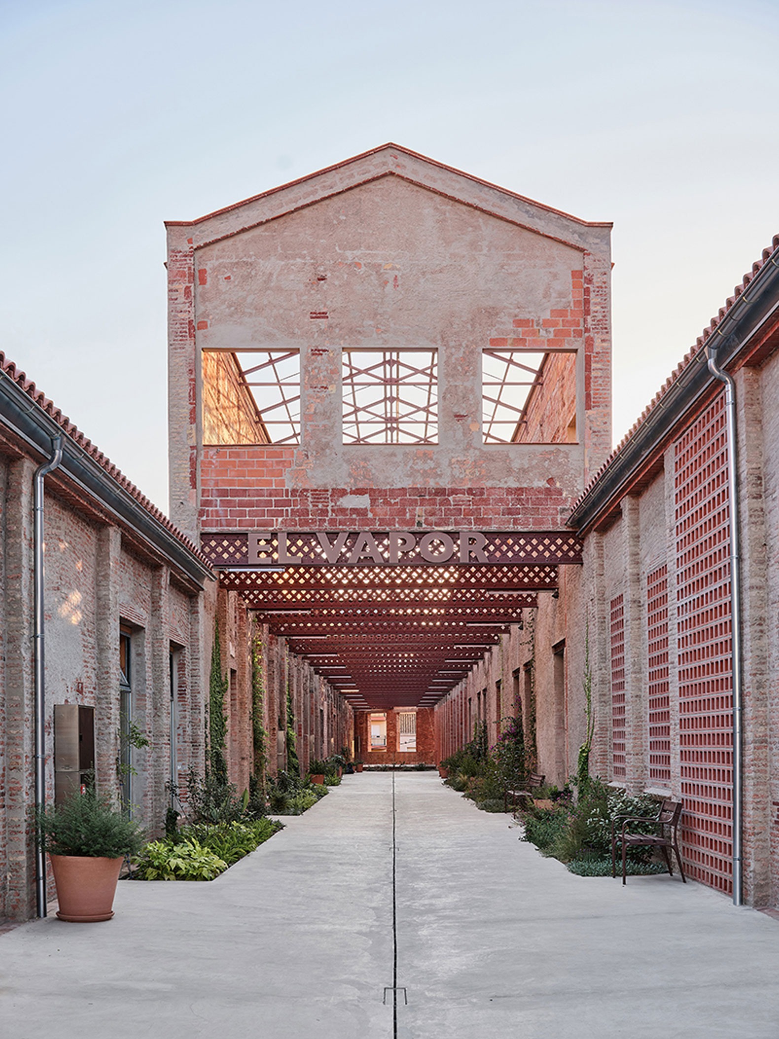 Rehabilitation of the Vapor Cortès - Prodis 1923 by Harquitectes. Photograph by Adrià Goula. Rehabilitation of the Vapor Cortès - Prodis 1923 by Harquitectes. Photograph by Adrià Goula.