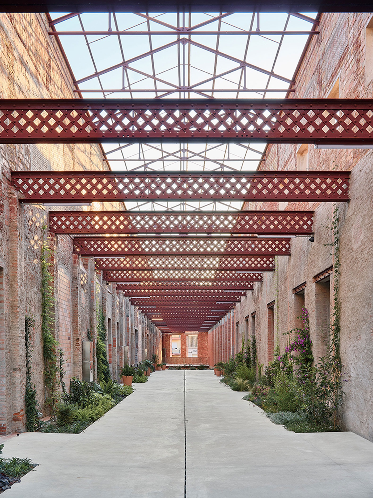 Rehabilitation of the Vapor Cortès - Prodis 1923 by Harquitectes. Photograph by Adrià Goula. Rehabilitation of the Vapor Cortès - Prodis 1923 by Harquitectes. Photograph by Adrià Goula.