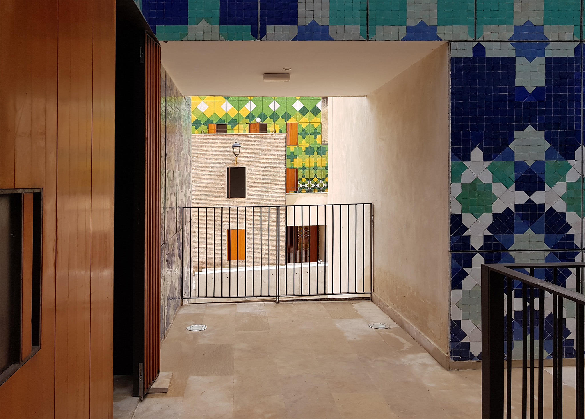Renovación de la Plaza Lalla Yeddouna por Yassir Khalil Studio / Mossessian Architecture. Fotografía por Ambre Orsatelli. Renovación de la Plaza Lalla Yeddouna por Yassir Khalil Studio / Mossessian Architecture. Fotografía por Ambre Orsatelli.