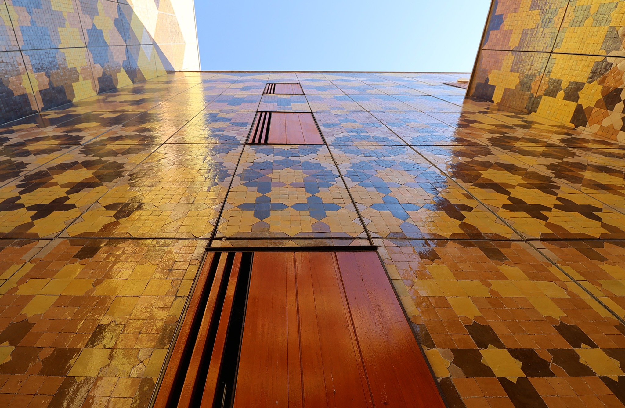 Renovación de la Plaza Lalla Yeddouna por Yassir Khalil Studio / Mossessian Architecture. Fotografía por Ambre Orsatelli. Renovación de la Plaza Lalla Yeddouna por Yassir Khalil Studio / Mossessian Architecture. Fotografía por Ambre Orsatelli.