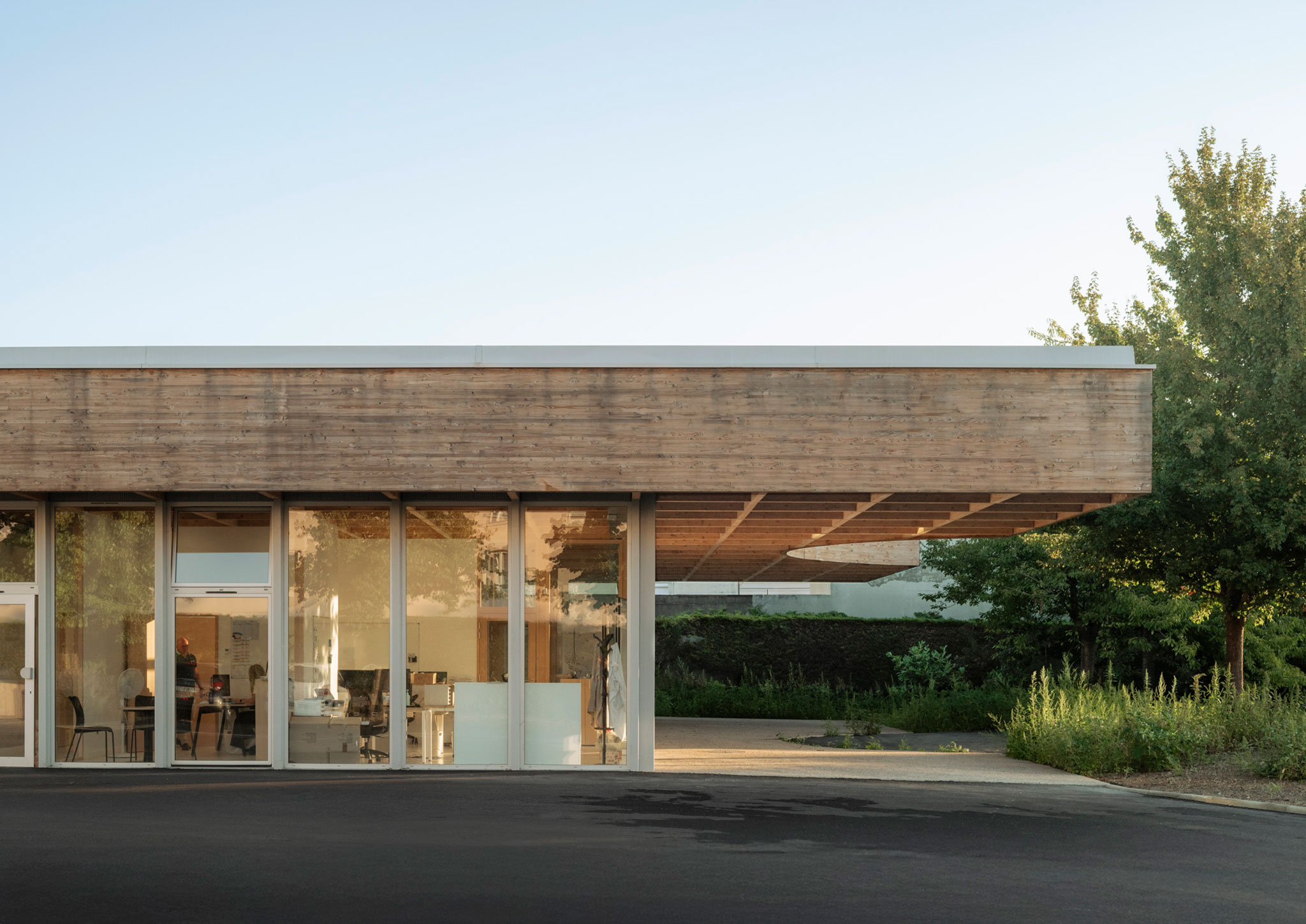 Construcción de una cocina central y un restaurante comunitario en Ermont por Ateliers O-S architectes. Fotografía por Cyrille Weiner. 