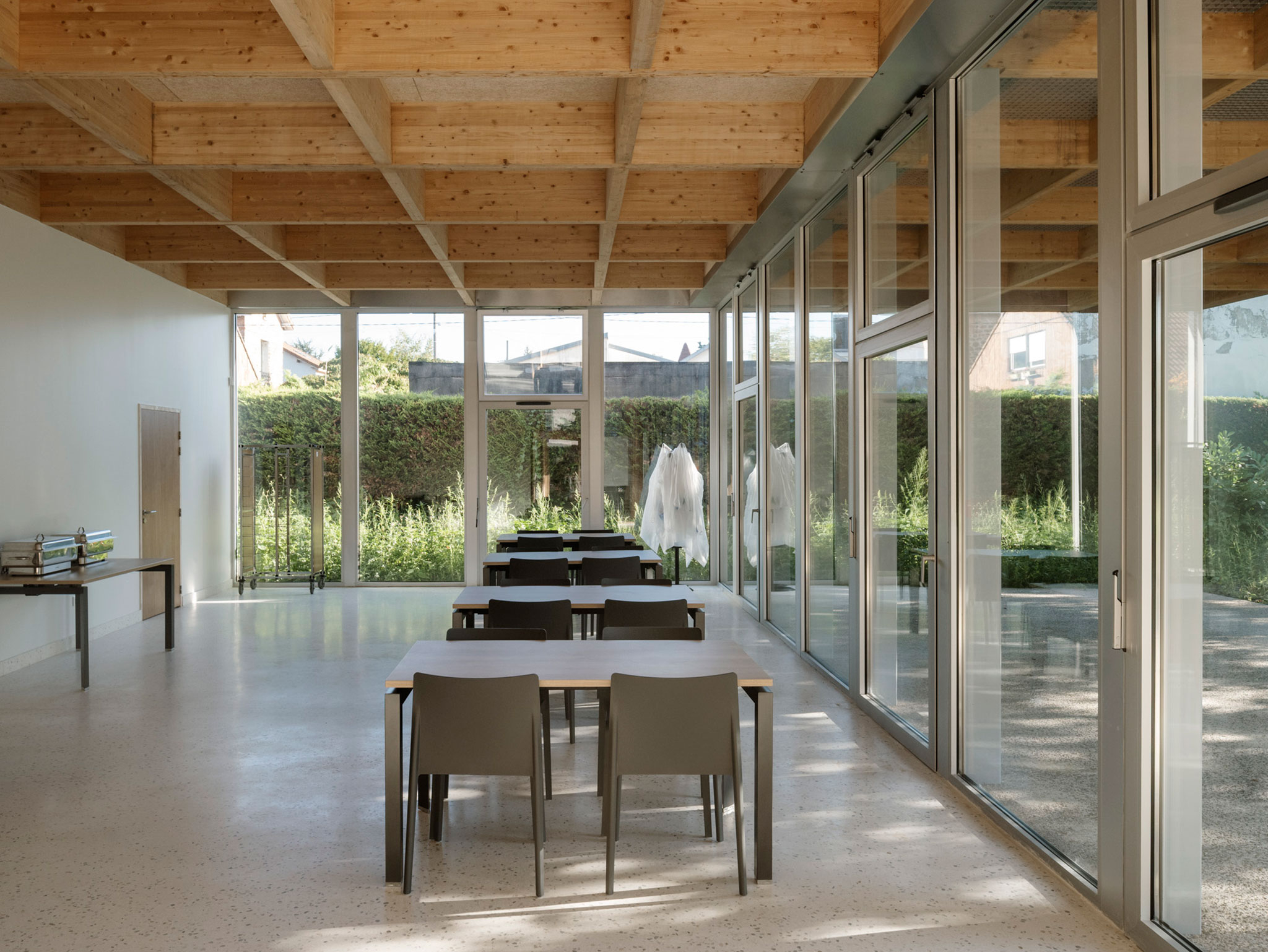 Construcción de una cocina central y un restaurante comunitario en Ermont por Ateliers O-S architectes. Fotografía por Cyrille Weiner. 