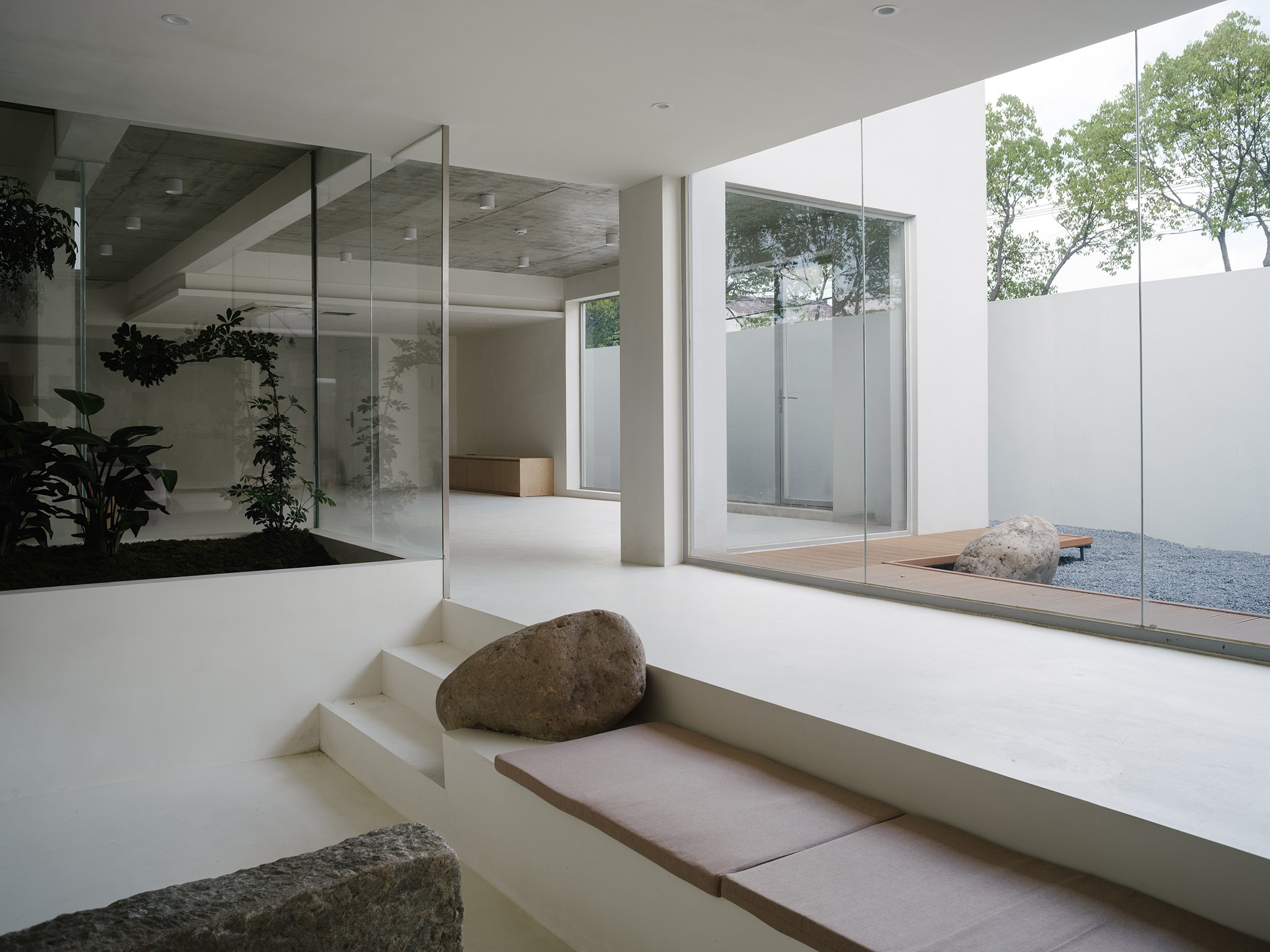 Lobby Extending into the Courtyard. Photograph by Hu Siyuan.