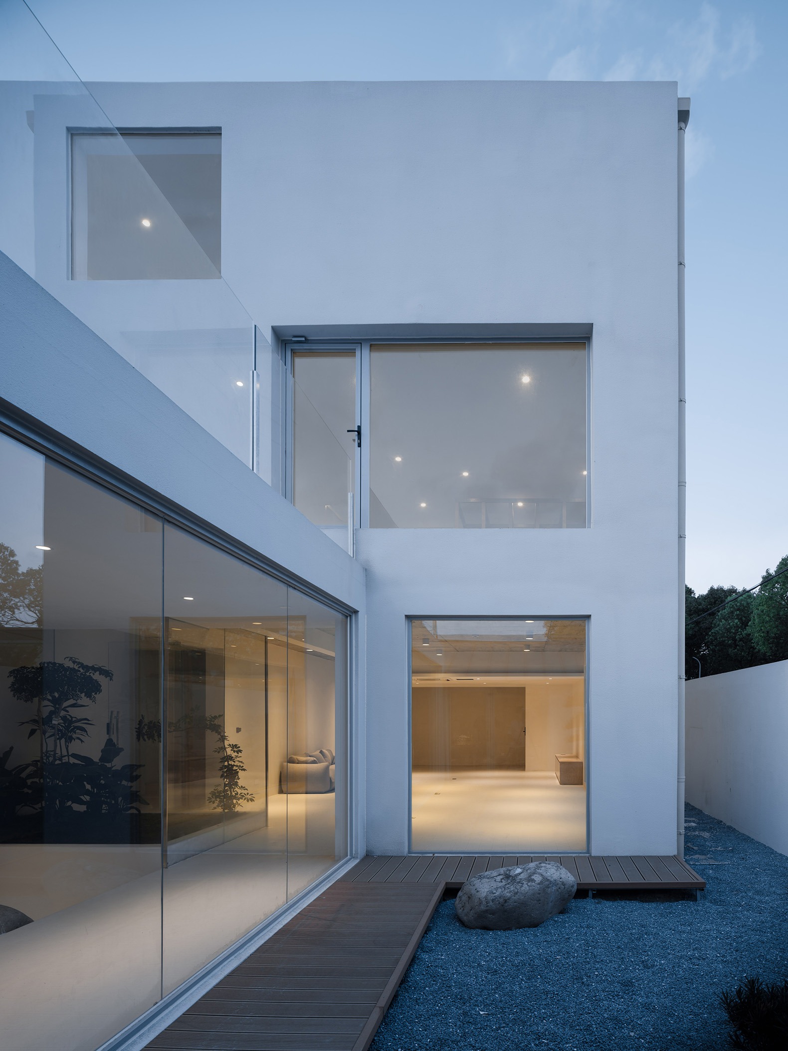 Wooden Deck for Strolling and Relaxation. Photograph by Hu Siyuan.