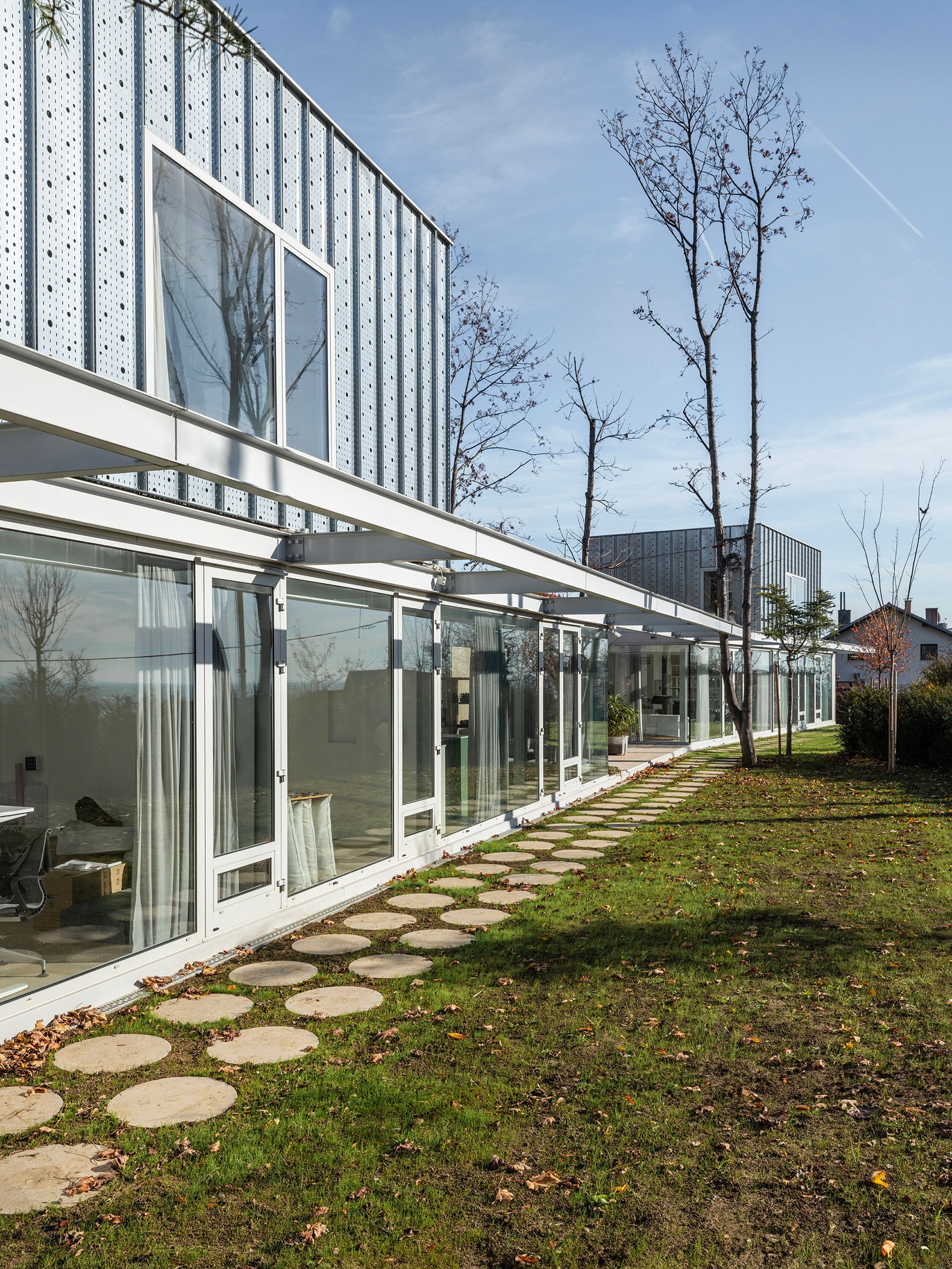 «Double Villa Bukovac» por njiric+ arhitekti. Fotografía por Danijel Krznaric.