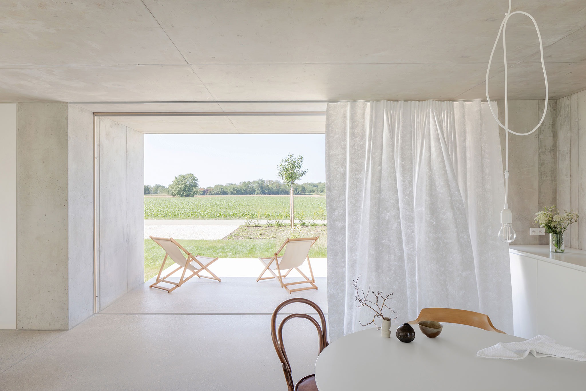 Casa en el borde de la llanura por Skupaj arhitekti. Fotografía por Ana Skobe. 