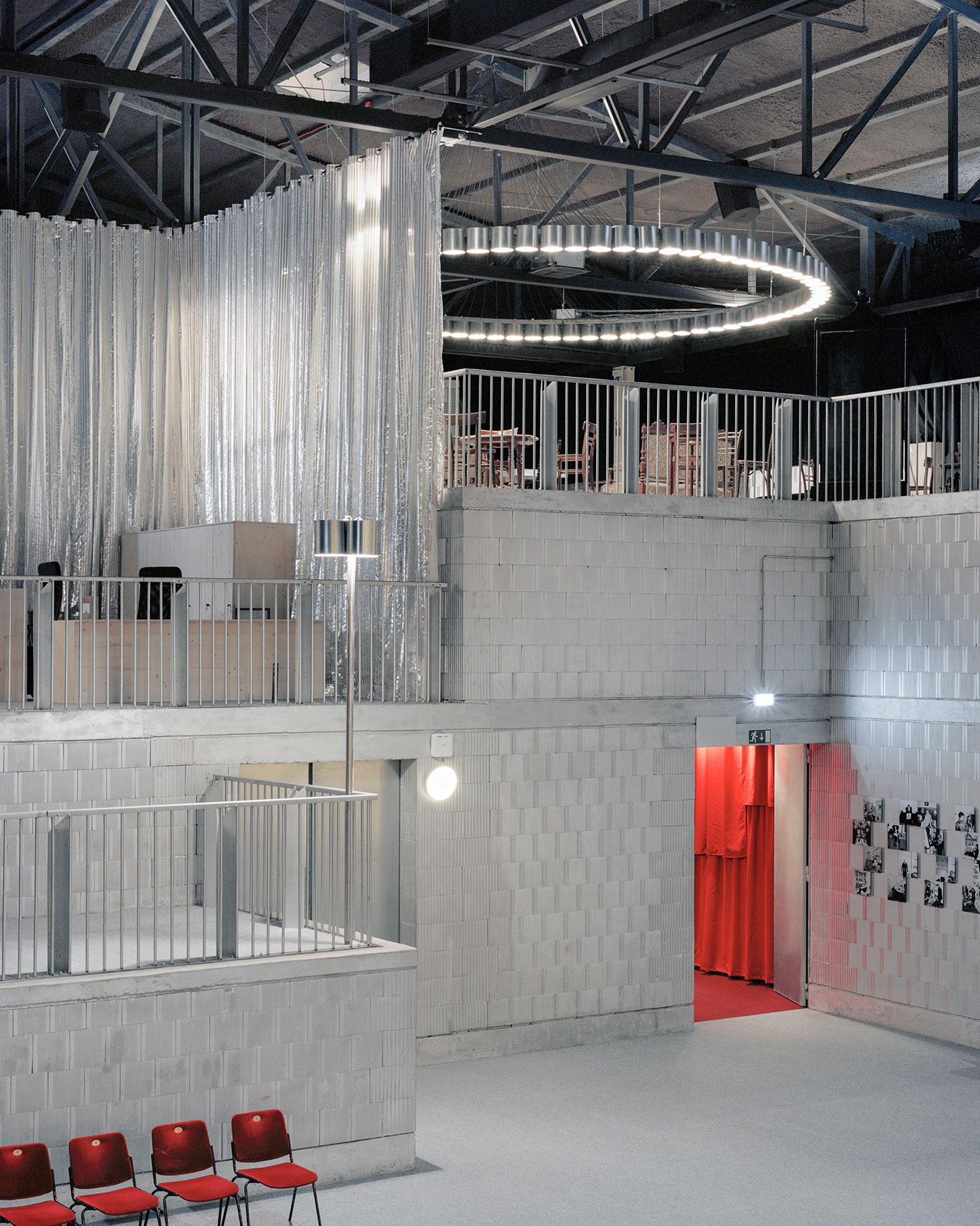 Espacios temporales para el Teatro Dramático Nacional Esloveno por Vidic Grohar Arhitekti. Fotografía por Maxime Delvaux.