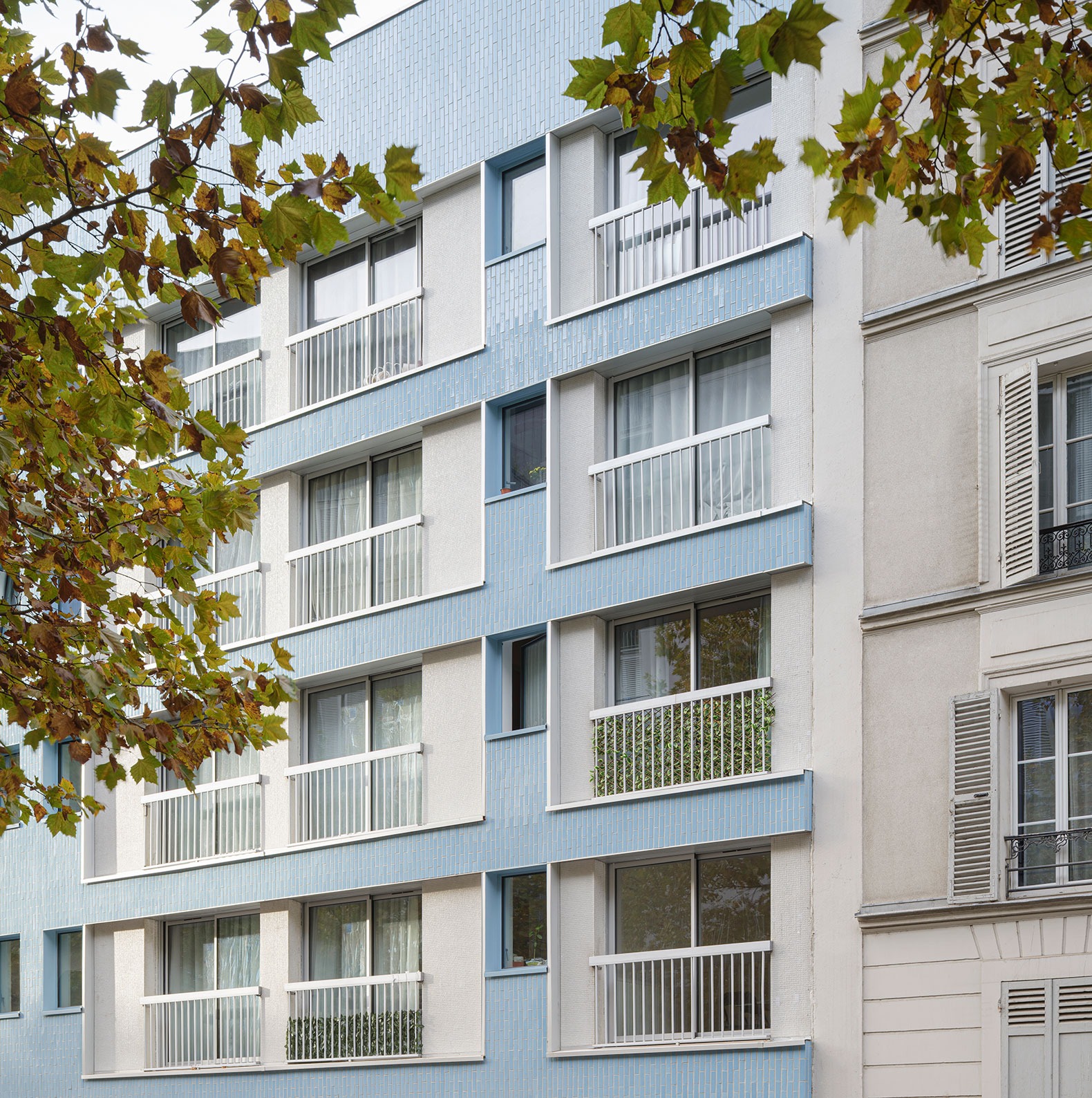 Thermal rehabilitation of a 49-unit apartment building by graal. Photograph by Giaime Meloni.