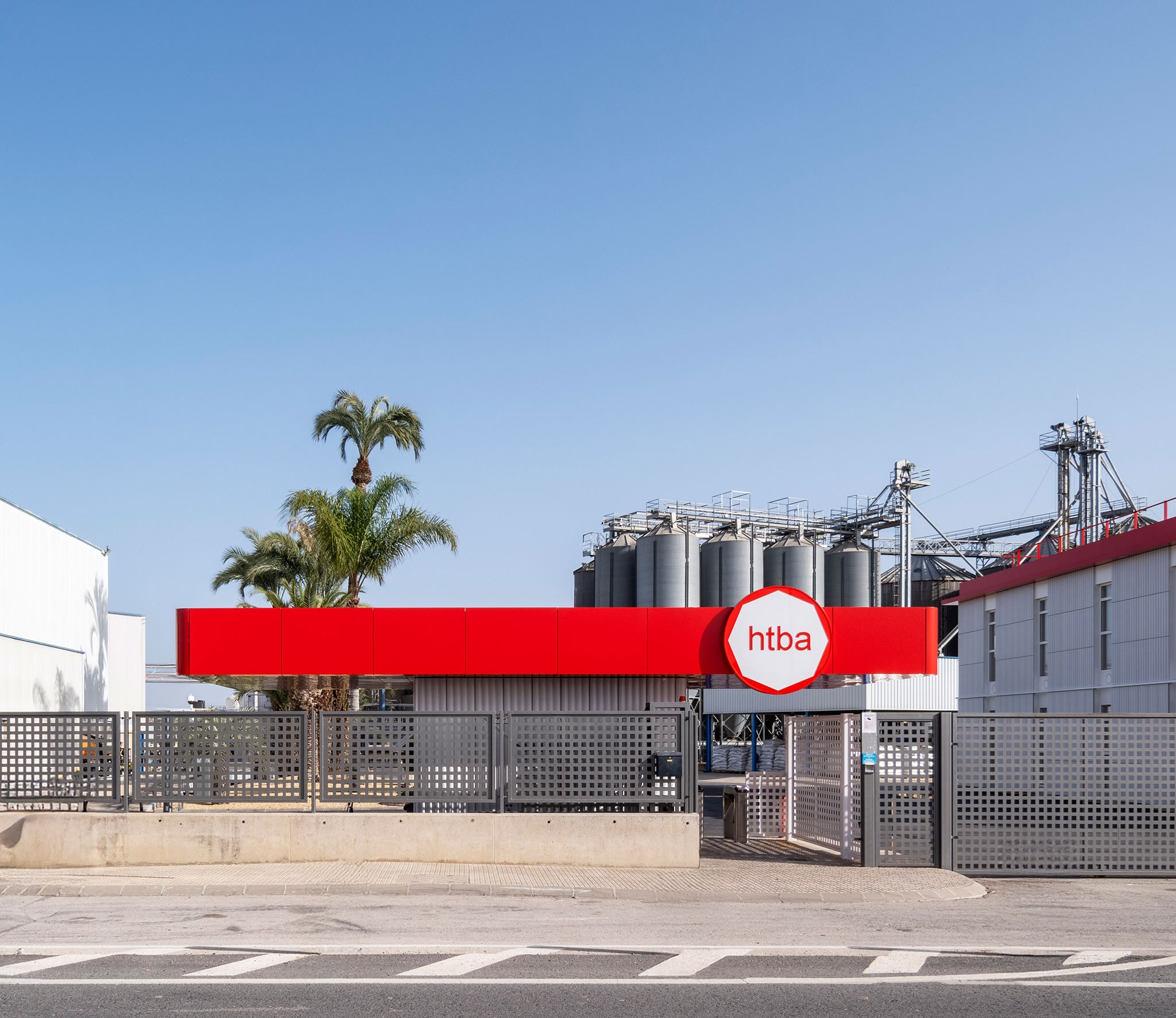 Complejo de oficinas y servicios de HTBA por Martín Lejarraga. Fotografía por David Frutos.