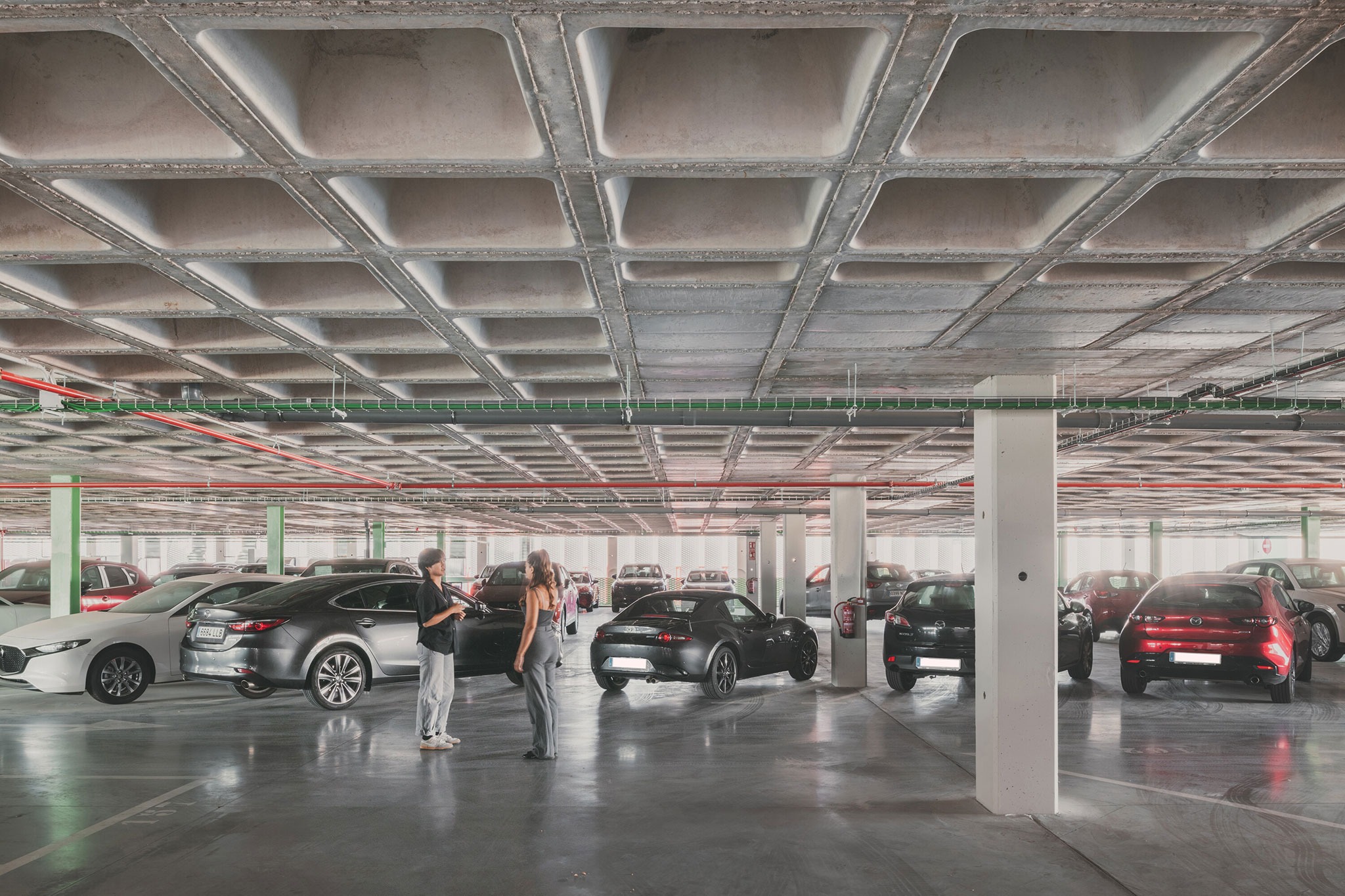 «Leganés Auto Center» por OOIIO Arquitectura. Fotografía por Javier de Paz.