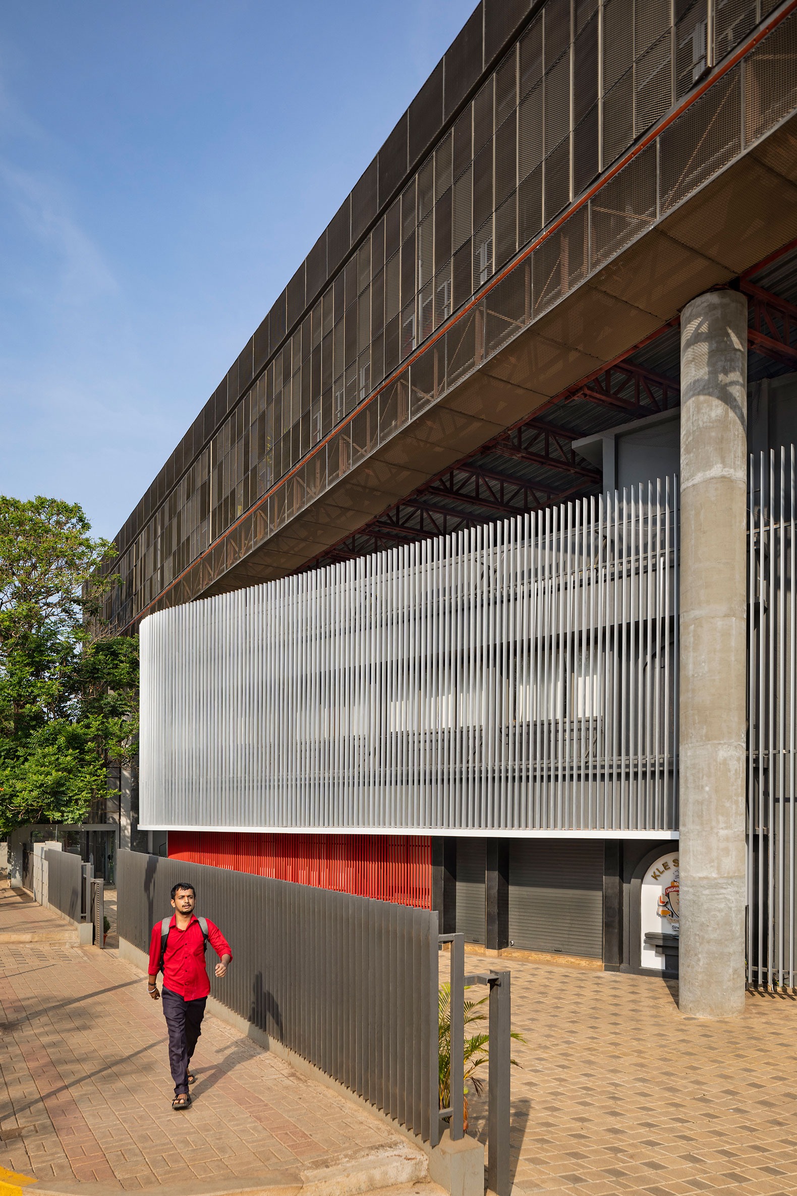 «Hover space» Ampliación de la sede central de la Sociedad KLE por Thirdspace. Fotografía por Andre J Fanthome.